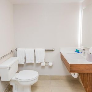 Standard King Room Accessible Tub
